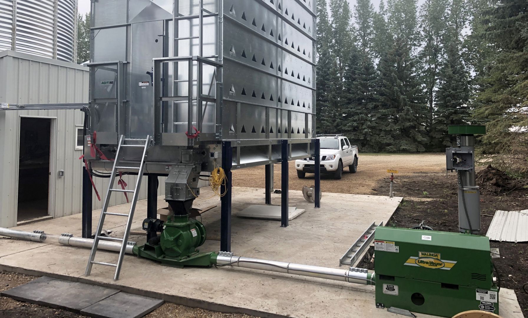 NECO Grain Dryer feeding into a Walinga Ultra-Veyor system